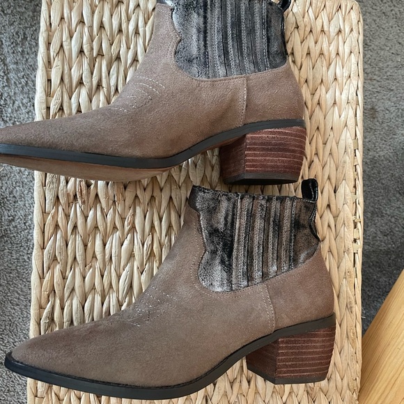 Band of Gypsies Micro Cow Suede leather borderline western  ankle booties - Picture 5 of 6